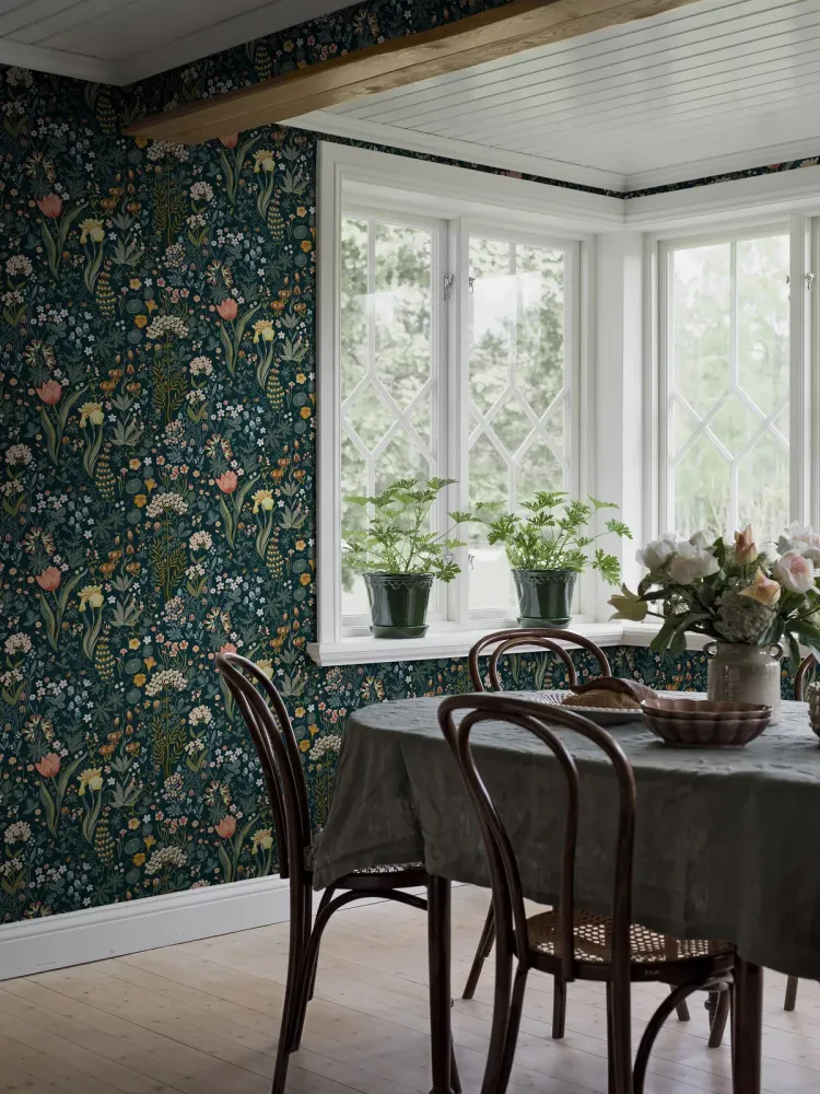 Tapeta s rostlinným motivem květin BLOMSTERHAV modrá se zelenou
