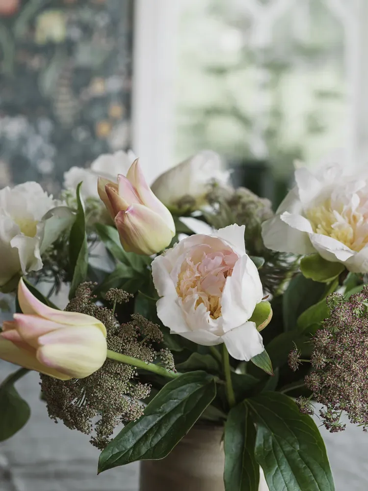 Tapeta s rostlinným motivem květin BLOMSTERHAV modrá se zelenou