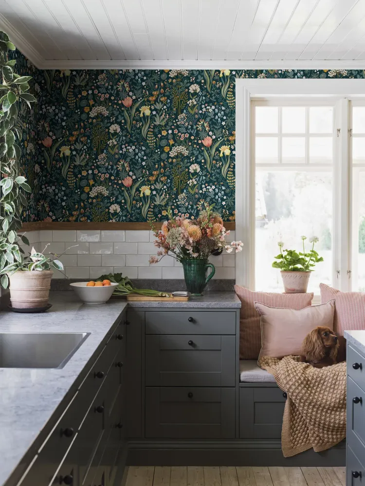 Tapeta s rostlinným motivem květin BLOMSTERHAV modrá se zelenou