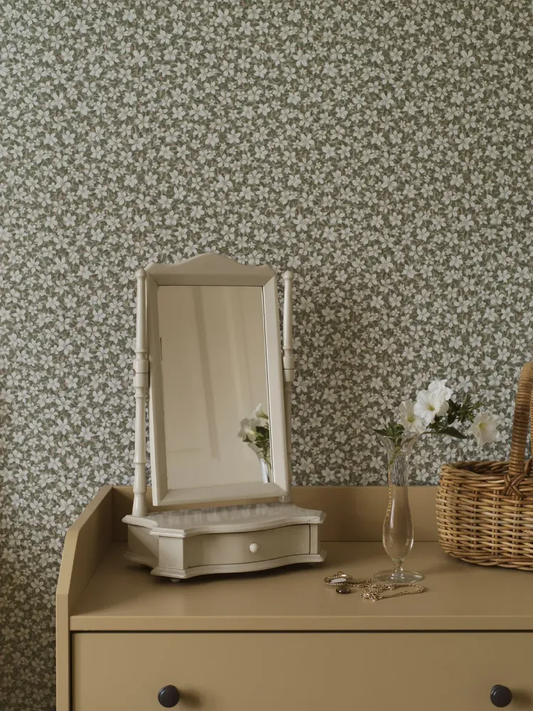 Tapeta s rostlinným motivem květin SKOGSBLOMST zelená s bílou