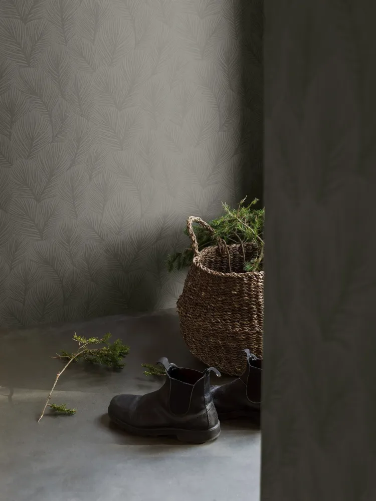 Tapeta s rostlinným motivem v tmavě zelené barvě PINE TREE