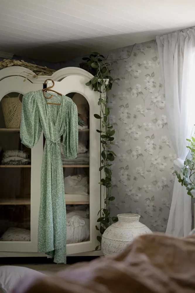 Tapeta s rostlinným vzorem květin HELEN’S FLOWER šedobéžová s bílou