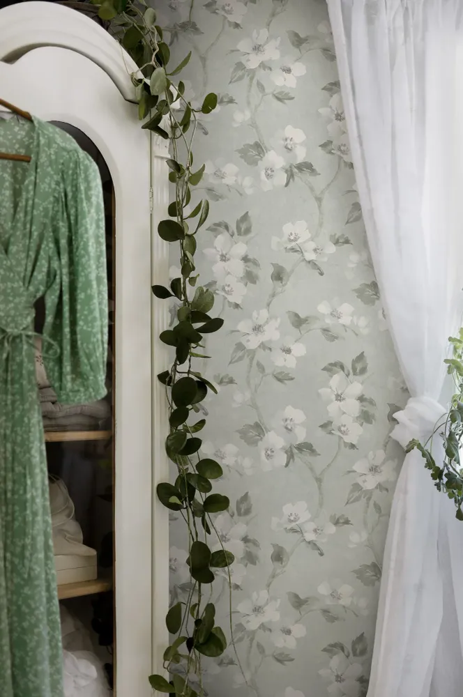 Tapeta s rostlinným vzorem květin HELEN’S FLOWER šedozelená s bílou