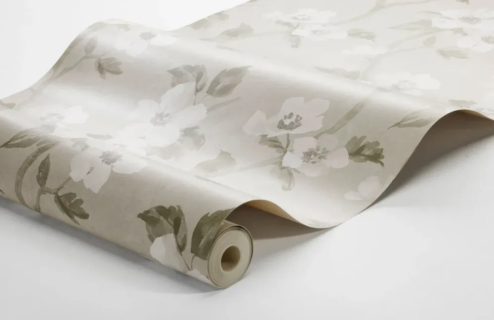 Tapeta s rostlinným vzorem květin HELEN’S FLOWER šedobéžová s bílou