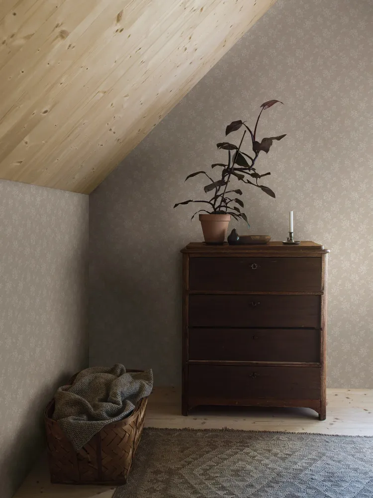 Tapeta s rostlinným vzorem květin HIP ROSE béžová s bílou