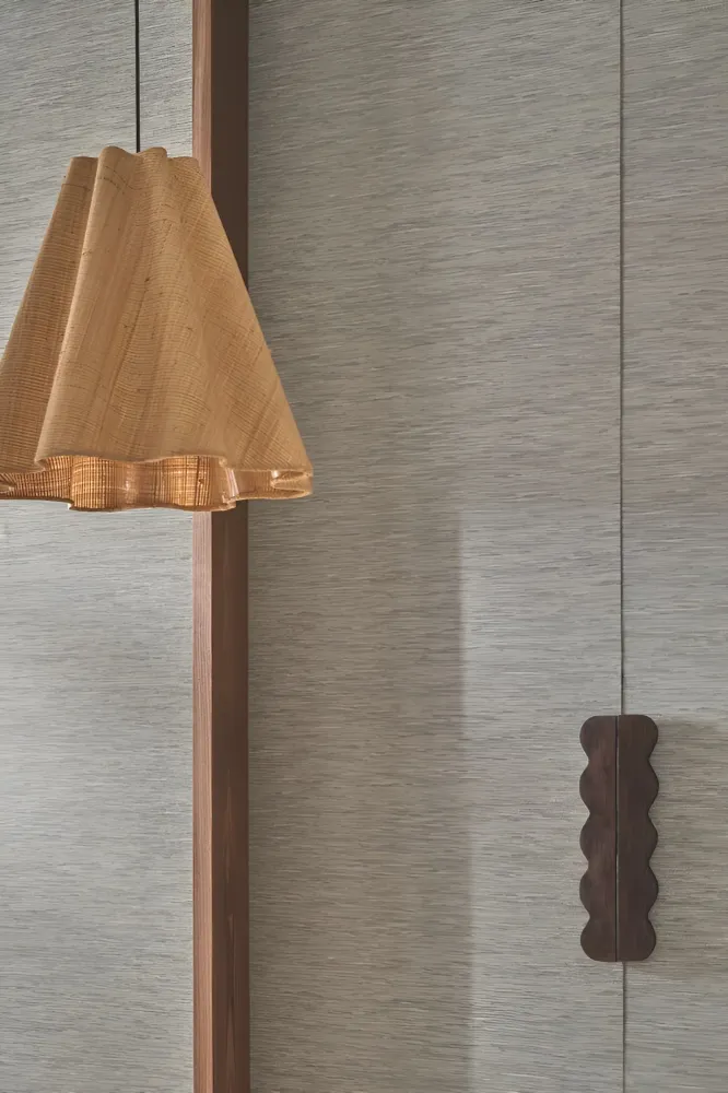 Tapeta se strukturou napodobující žakárovou tkaninu TATAMI - GRIS CENDRÉ popelavě šedá
