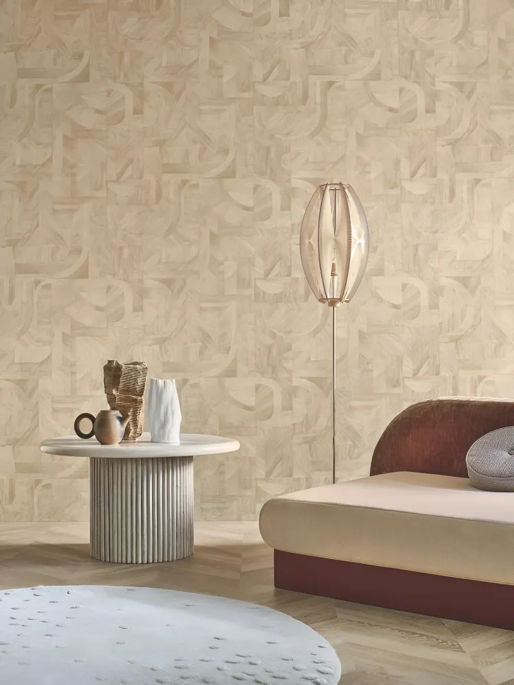 Tapeta se strukturou napodobující dřevo s geometrickým vzorem mozaiky INTARSIA - SABLE pískový