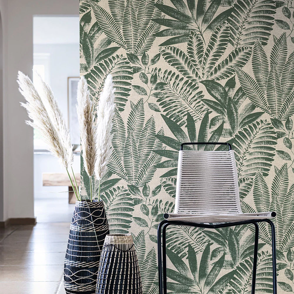 Tapeta se strukturou napodobující plátno s rostlinným motivem ALOES - VERT IMPERIAL/GREGE zelená s béžovou