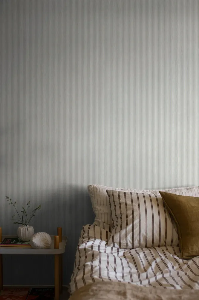 Tapeta se strukturou napodobující pruhovaný len POLKA STRIPE modrá s béžovou