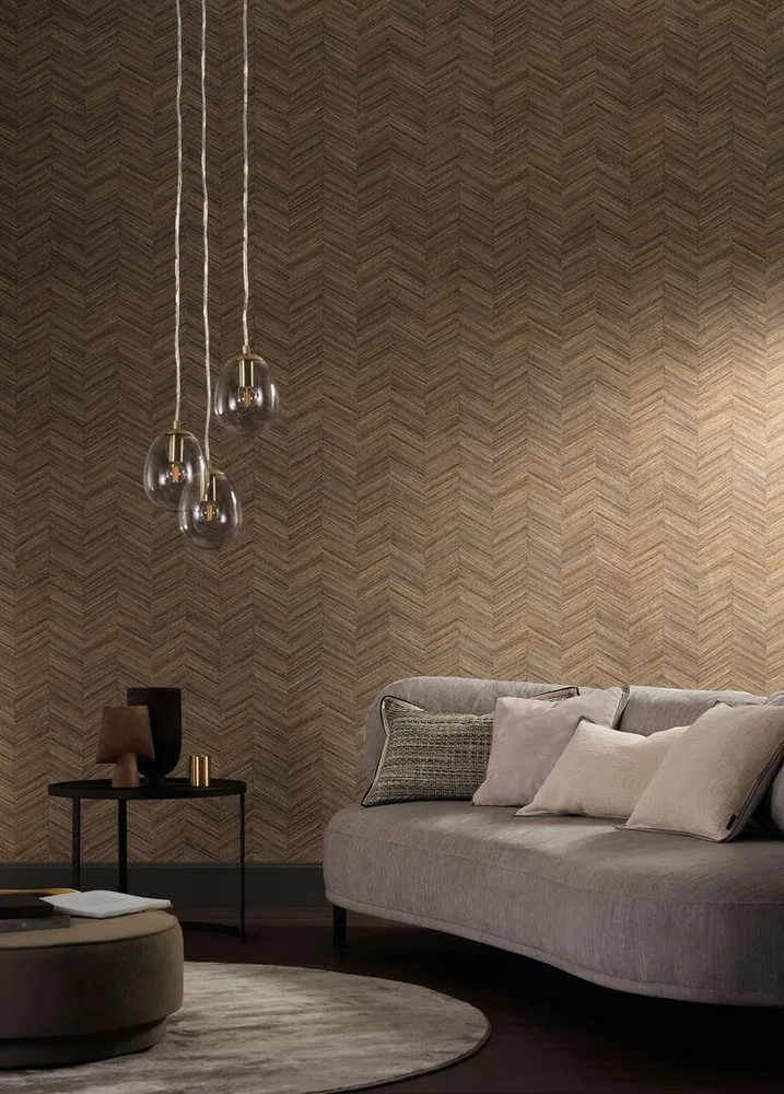Tapeta strukturovaná geometrická napodobující dřevo s vzorem rybí kosti OCOTEA - SEPIA teplá hnědá