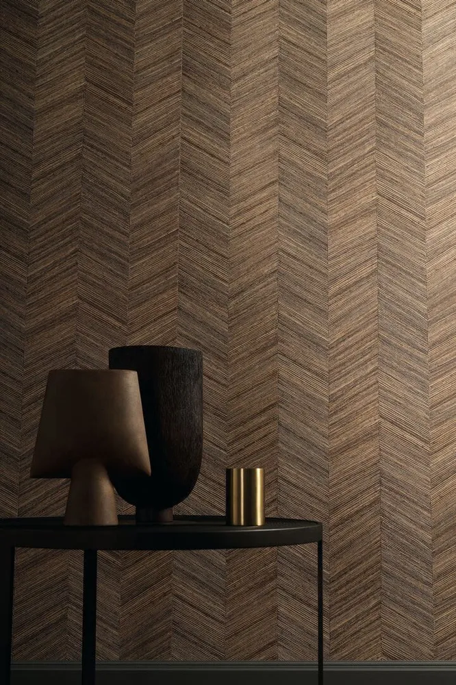 Tapeta strukturovaná geometrická napodobující dřevo s vzorem rybí kosti OCOTEA - SEPIA teplá hnědá