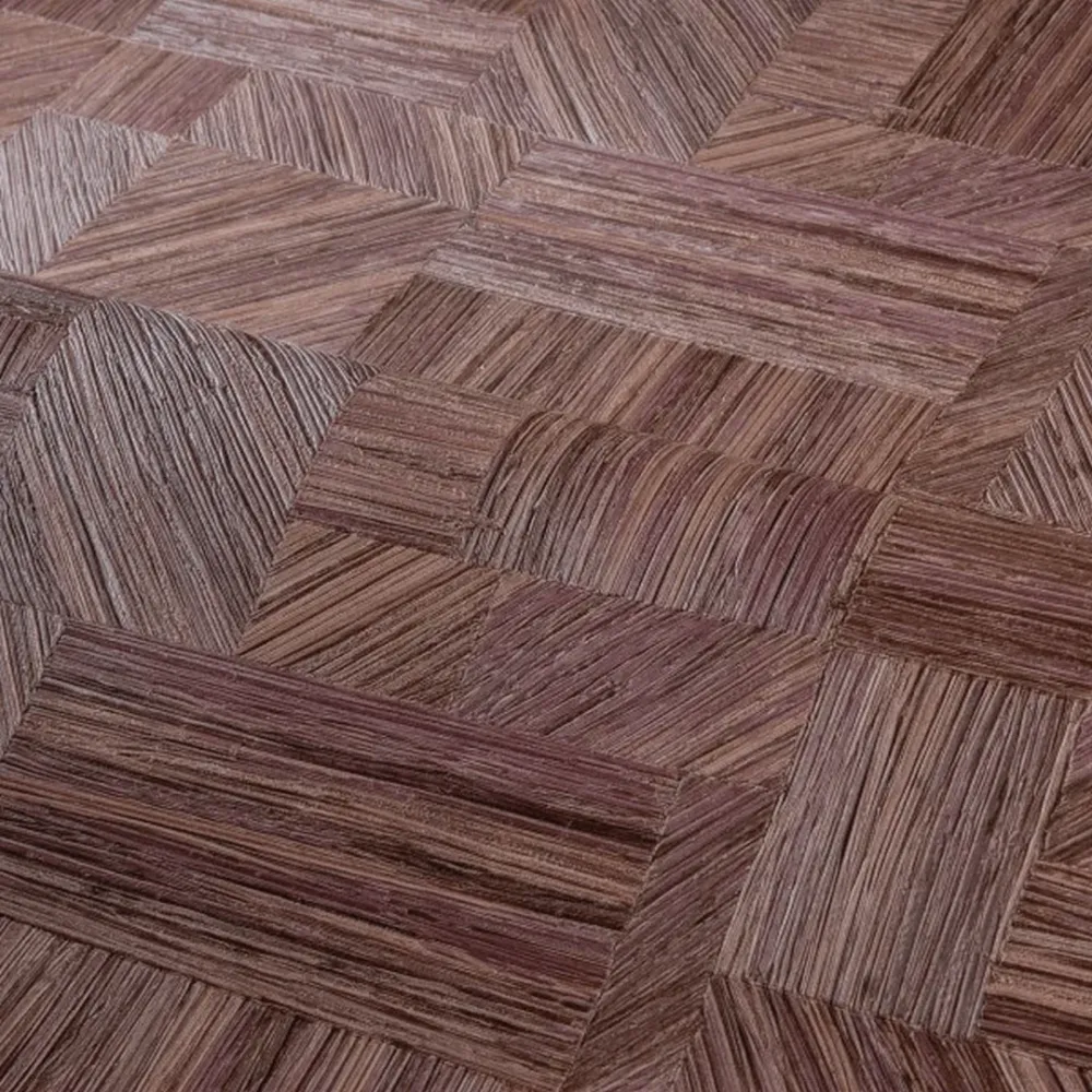 Tapeta strukturovaná geometrická napodobující slámový patchwork IMBRICATION - PRUNE burgundská