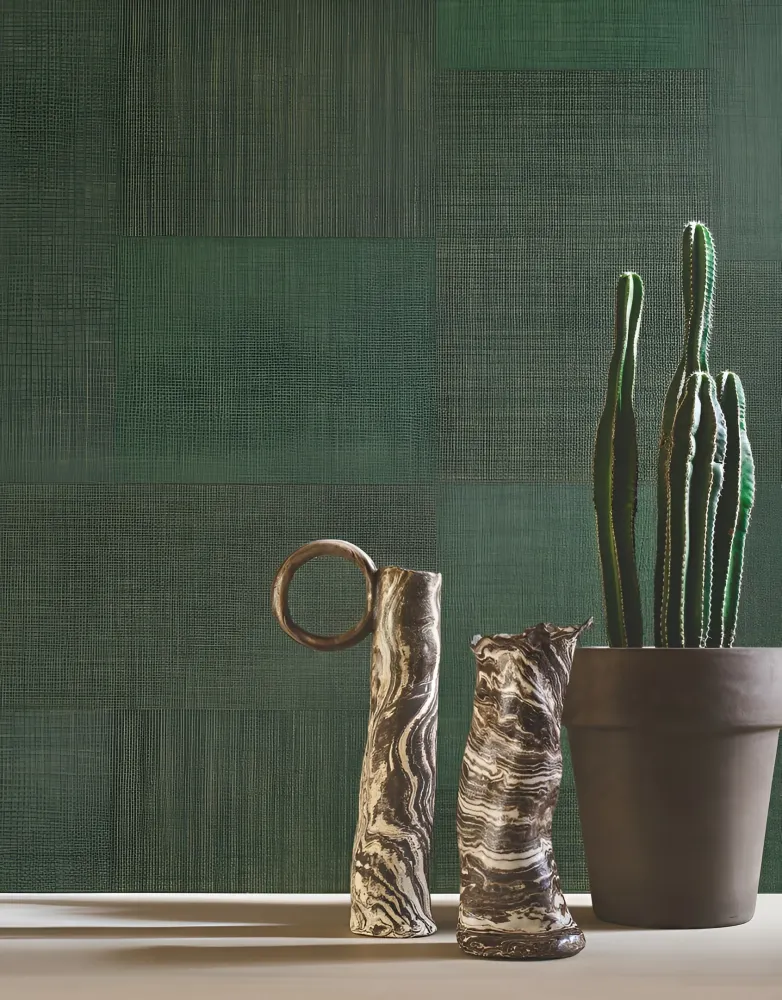 Tapeta strukturovaná geometrická patchwork napodobující tkaninu MESTIZO - VERT ÊT lesní zelená
