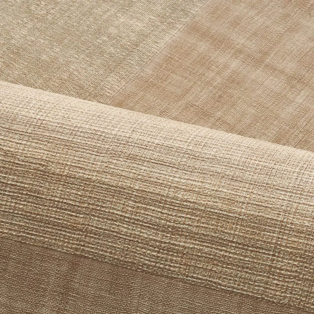 Tapeta strukturovaná geometrická patchwork napodobující tkaninu MESTIZO - MORDORÉ tmavě béžová