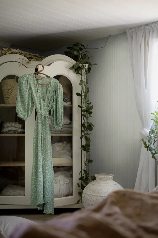 Tapeta strukturovaná napodobující pruhovaný len POLKA STRIPE zelená s béžovou