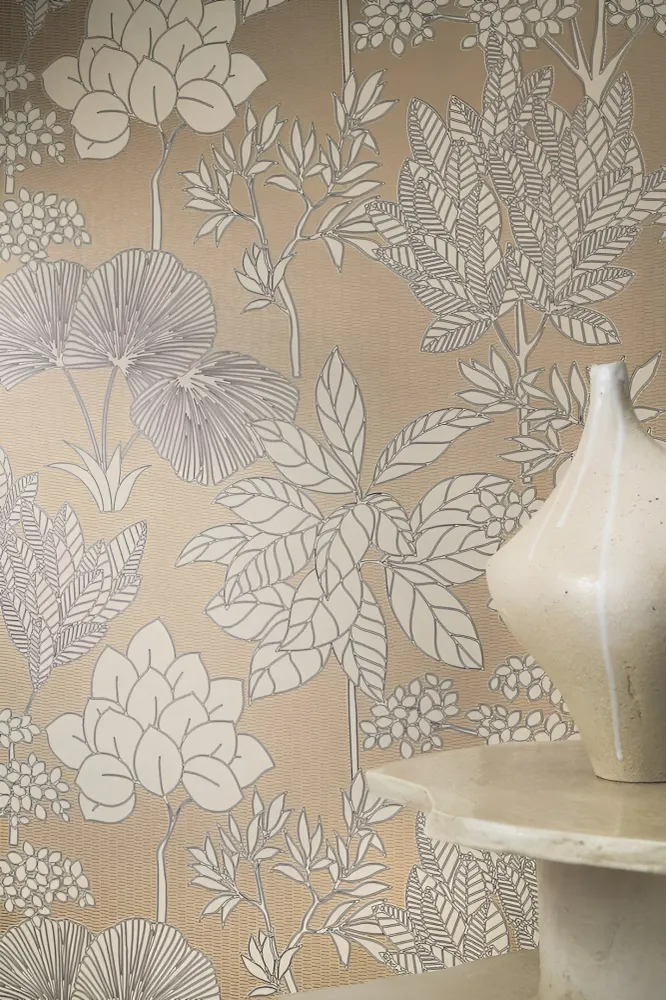 Tapeta se strukturovaným rostlinným vzorem listů květin INARA - BEIGE/DORÉ tmavě béžová