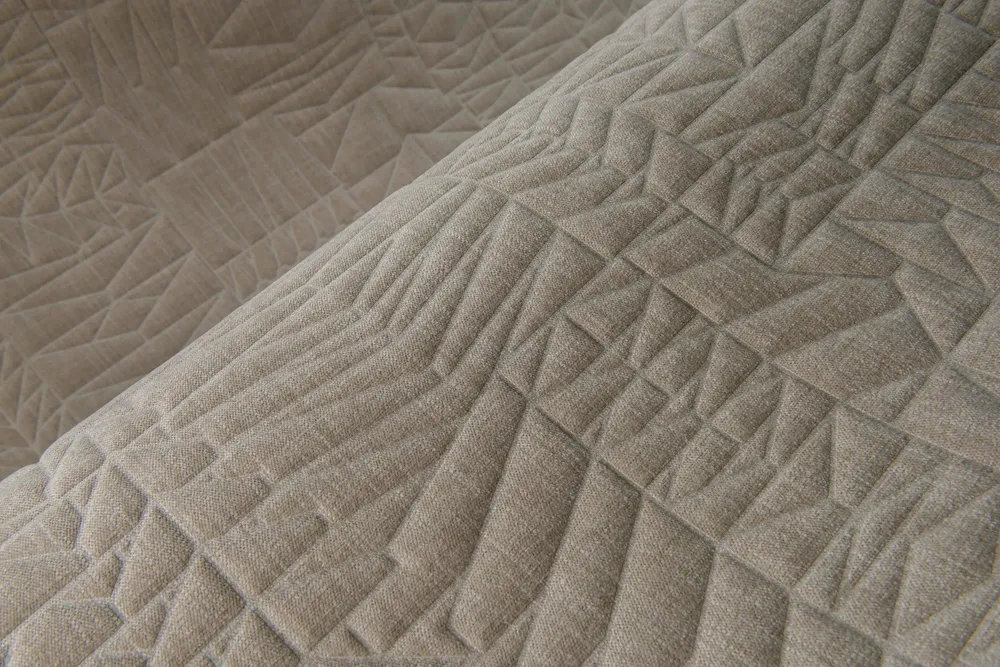 Textilní strukturovaná 3D tapeta s geometrickým vzorem POGO GOAT světlá hnědá