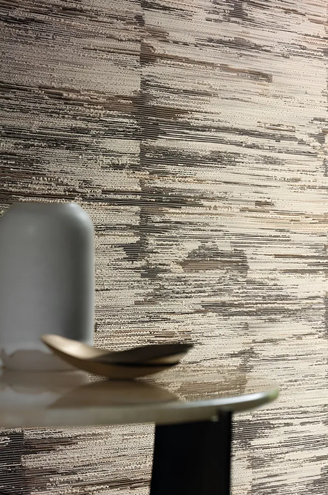 Textilní tapeta se strukturou pruhů ALCHEMILLA - TAUPE/MORDORÉ hnědá s béžovou