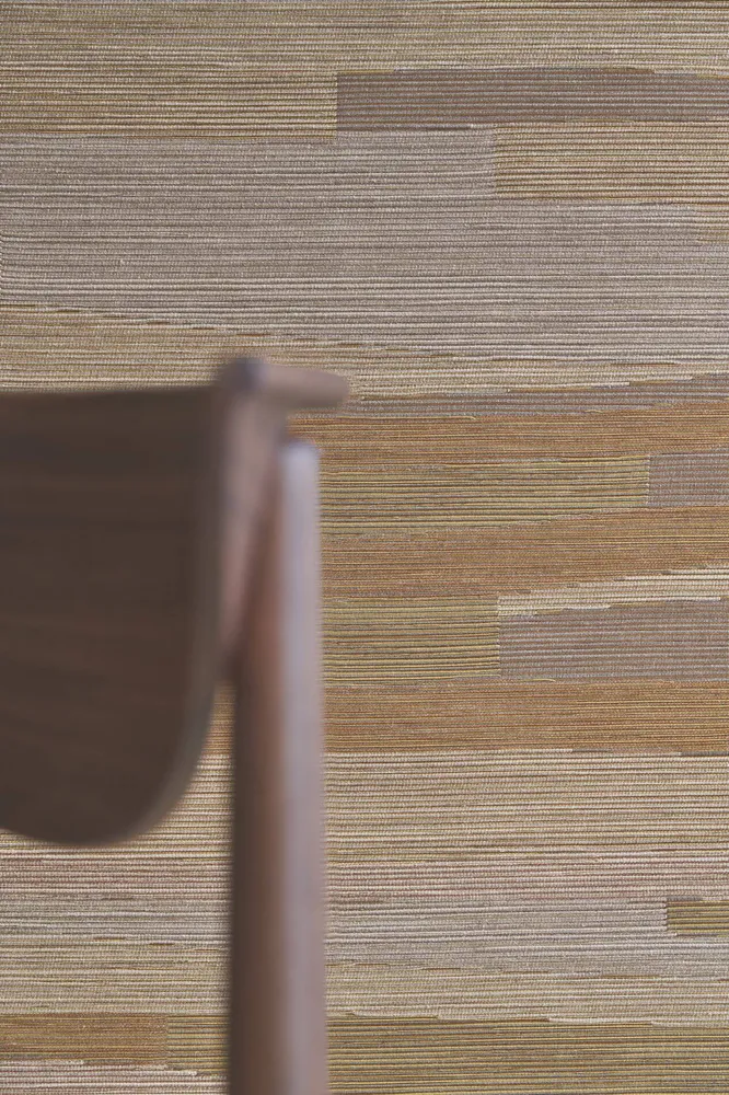 Textilní tapeta se strukturovaným pruhovaným vzorem žakárovým tkaním HALANA - OCRE béžová se zlatou