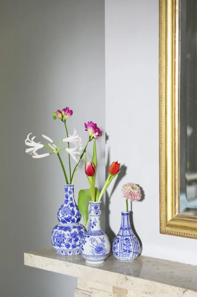 Váza FLOWERS DOTS bílá s modrými tečkami