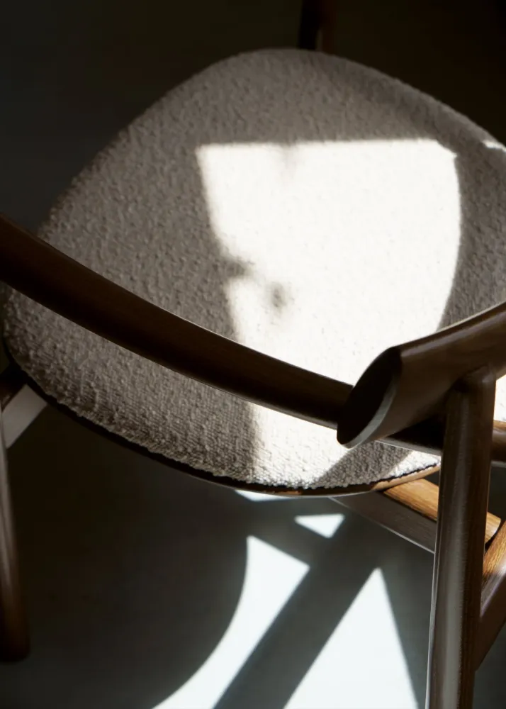 Židle ELIPSA SOFT tmavé dubové dřevo s pískovým bouclé