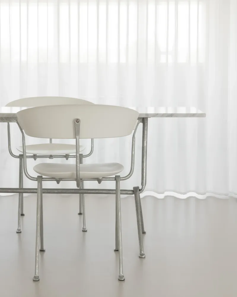 Židle OFFICINA s kovovou základnou bílým sedákem