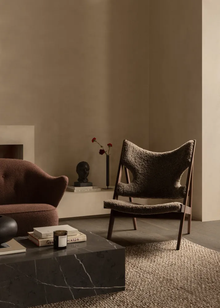 Pohovka INGEBORG ovčí kůže s dubovým podstavcem