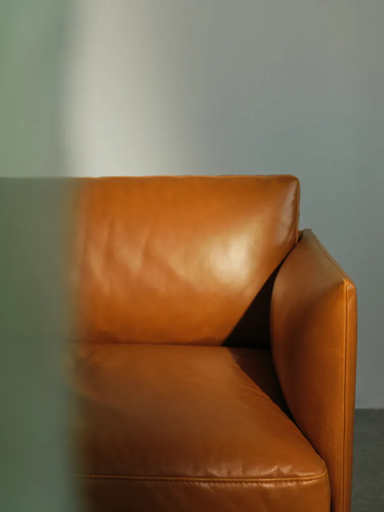 Sofa 2-osobová OUTLINE z koniakové kůže s černým podstavcem