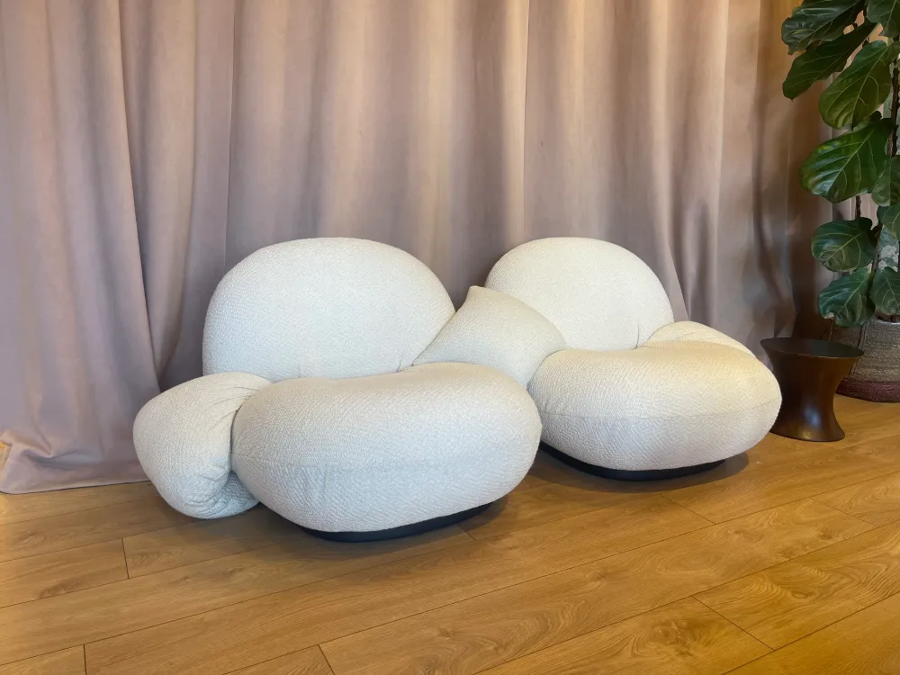 Sofa 2-osobová PACHA bílá s černým podstavcem - poexpozice
