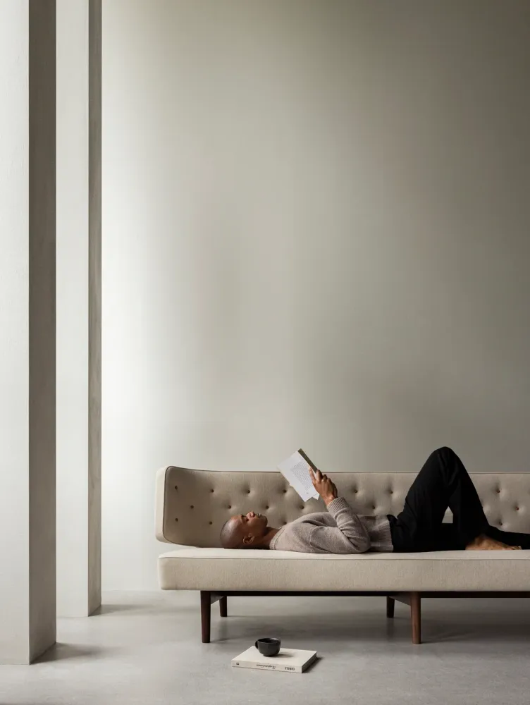 Sofa 3-osobová RADIOHUS béžová s dubovým podstavcem