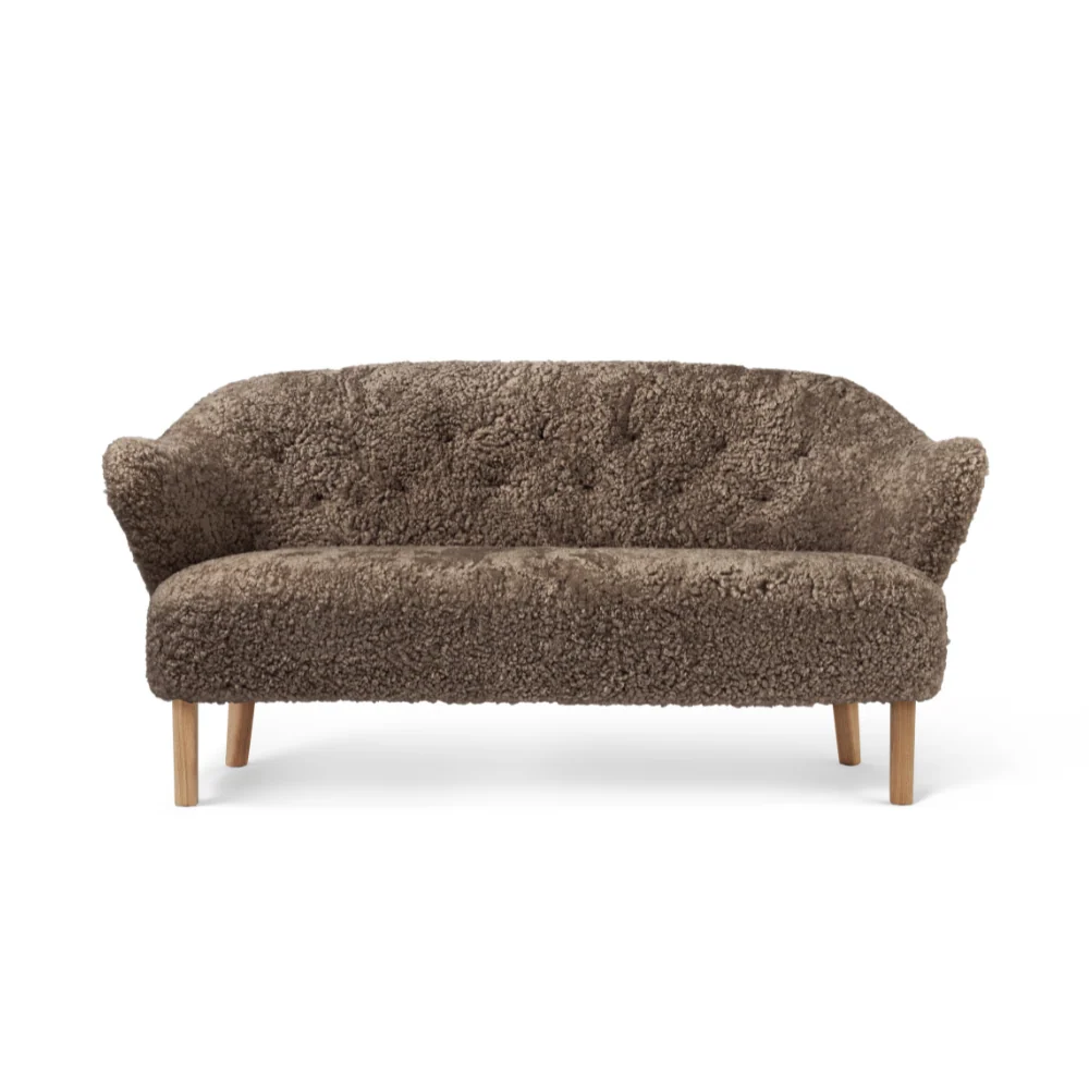 Sofa INGEBORG hnědá ovčí kůže s dubovým podstavcem