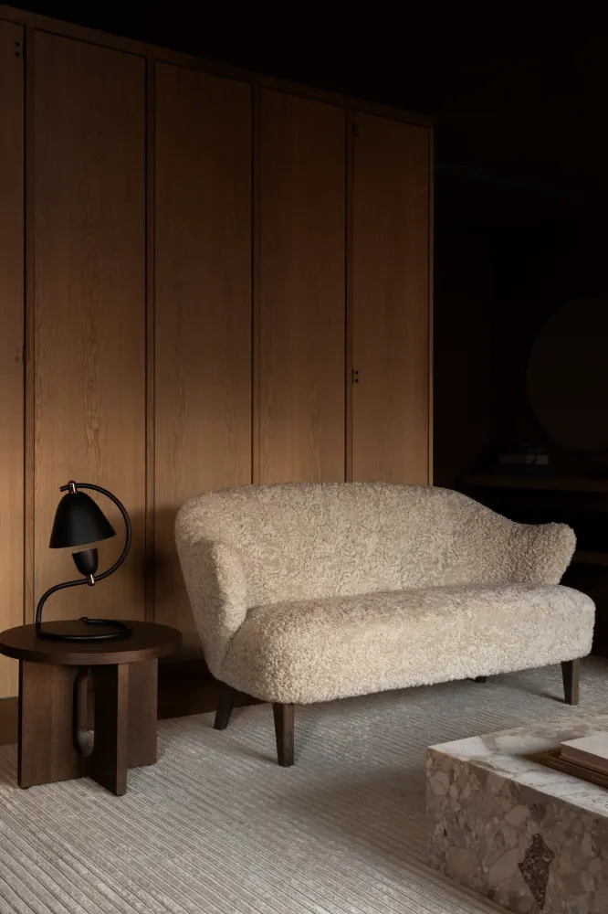 Sofa INGEBORG hnědá ovčí kůže s dubovým podstavcem