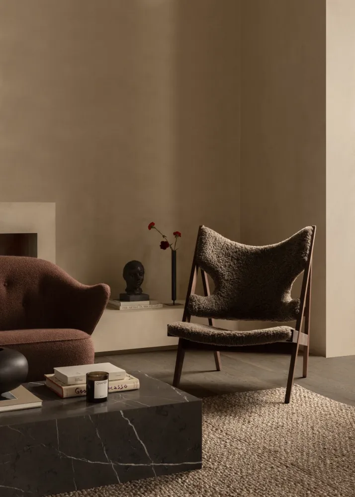 Sofa INGEBORG hnědá ovčí kůže s dubovým podstavcem