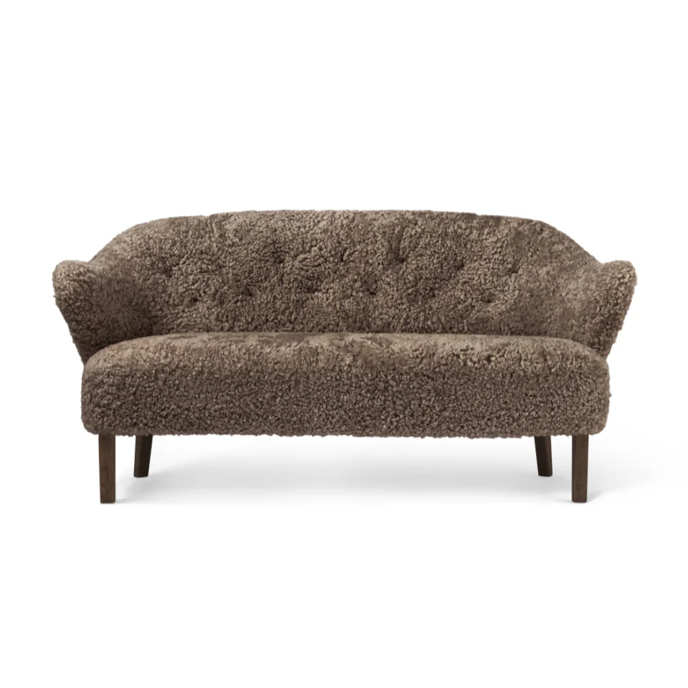 Sofa INGEBORG hnědá ovčí kůže s tmavě dubovým podstavcem