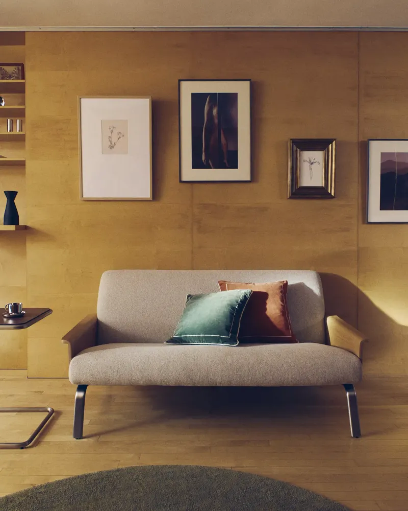 Sofa pro 2 osoby AMSEN béžová se dřevotřískou z dubu ocelovým podstavcem
