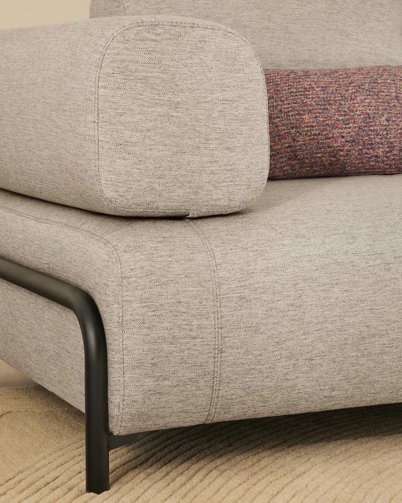 Sofa pro 2 osoby s opěrkami COMPO šedobéžová s černým podstavcem