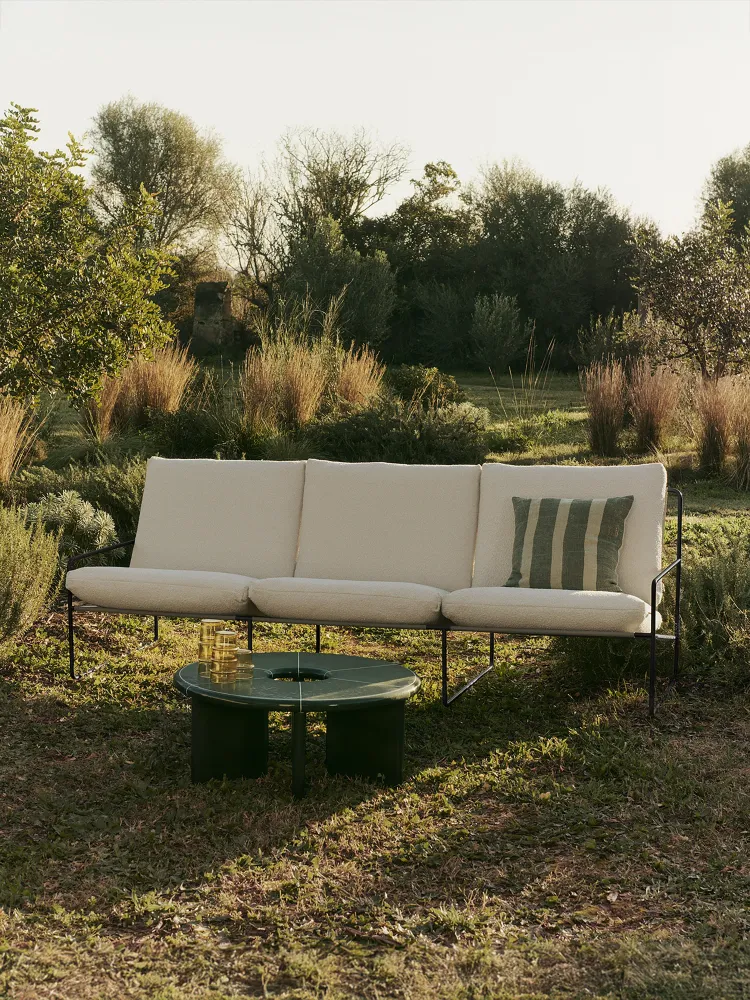 Sofa pro 3 osoby venkovní DESERT zlomená bílá s černým podstavcem