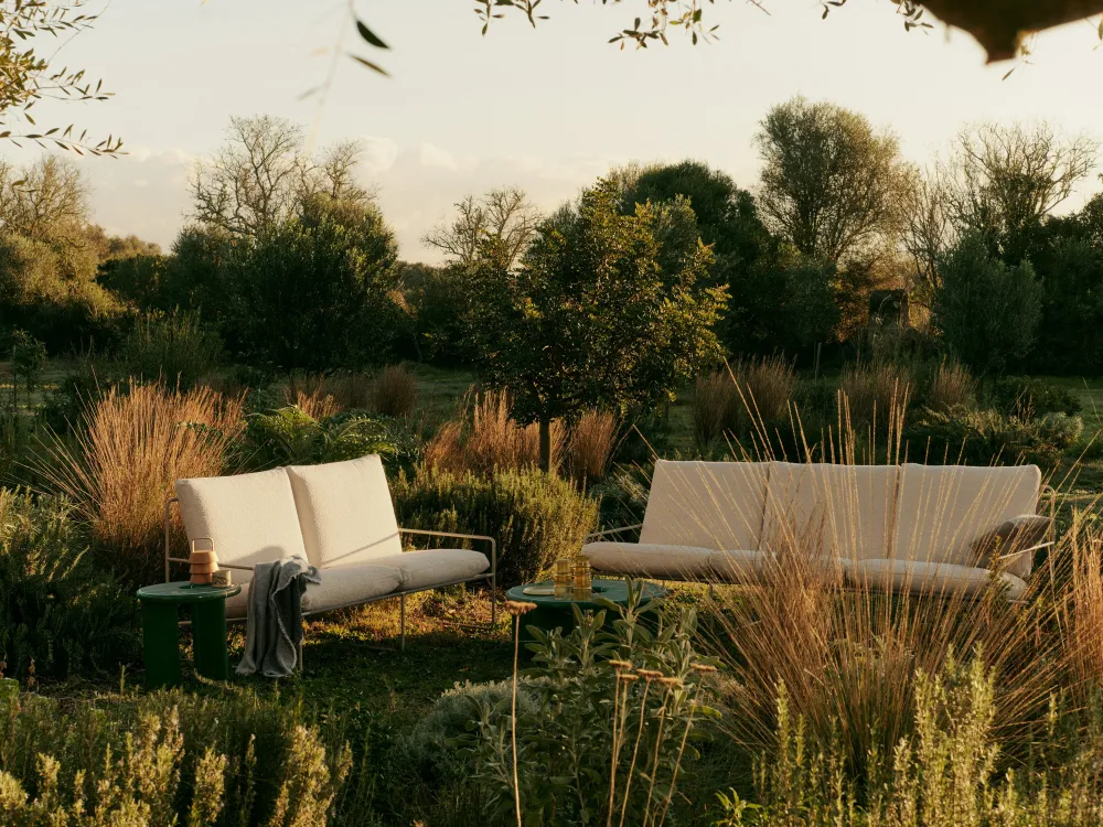 Sofa pro 3 osoby venkovní DESERT zlomená bílá s béžovým podstavcem
